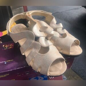 Hush Puppies Soft Style Women's White Ankle Strap Sandals Size 11